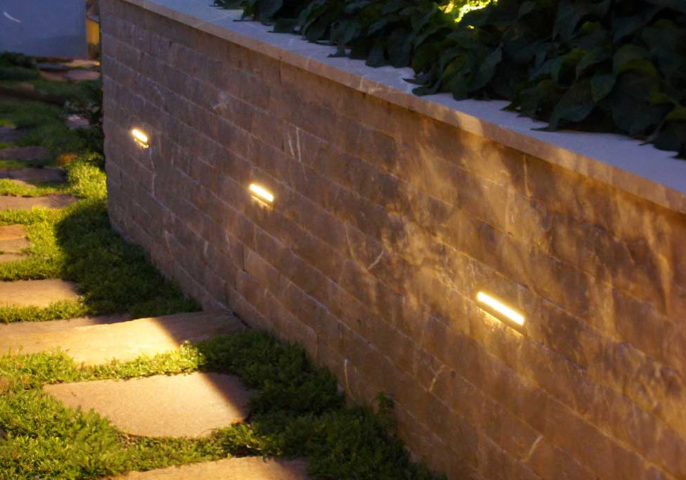 Dezente Wegbeleuchtung im Garten mit Down Light von staub designlight.