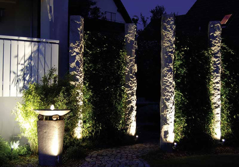 Stimmungsvolle Gartenbeleuchtung umgesetzt mit dem Ultraspot von staub designlight ag.